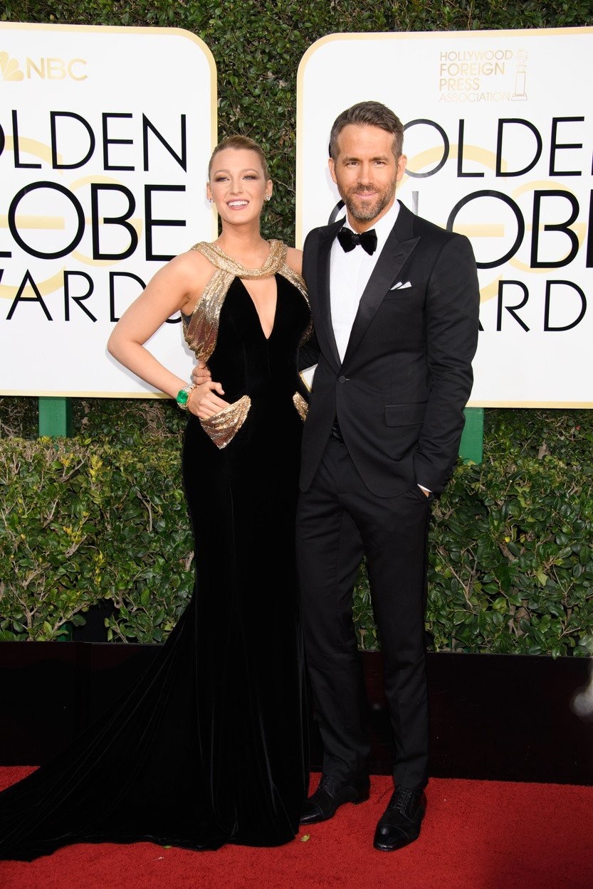 1. Blake Lively in Ryan Reynolds Blake in Ryan sta se spoznala leta 2010 na snemanju filma Zelena svetilka, na …