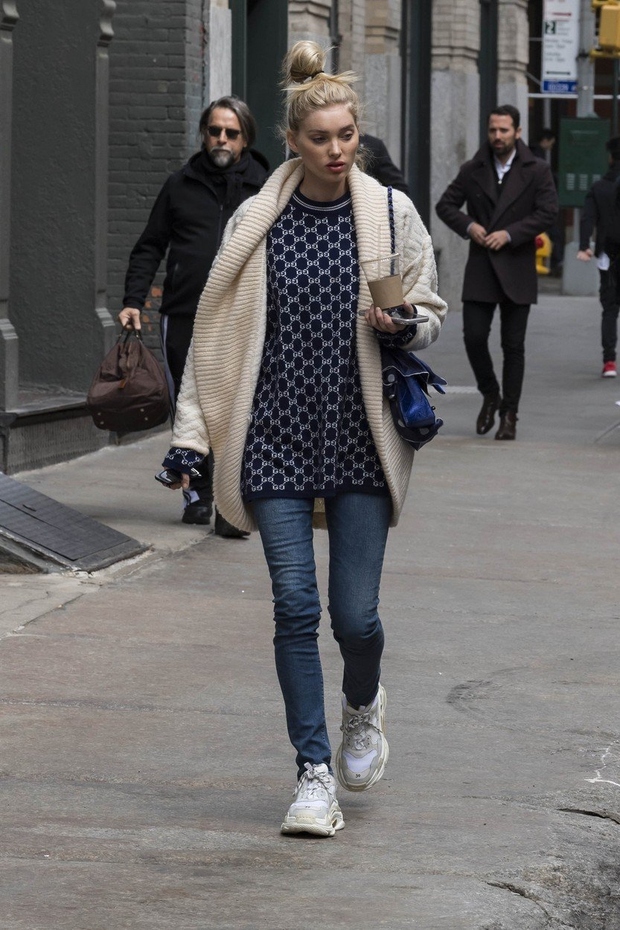 Model Elsa Hosk je svoj par čevljev Balenciaga pokombinirala z džinsom in puloverjem.