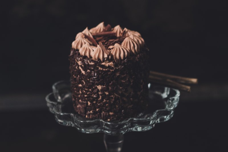 Recept za pripravo slastne temne čokoladne torte (Mnom, mnom ...) (foto: Unsplash.com/Jordane Mathieu/Fotografija je simbolična)