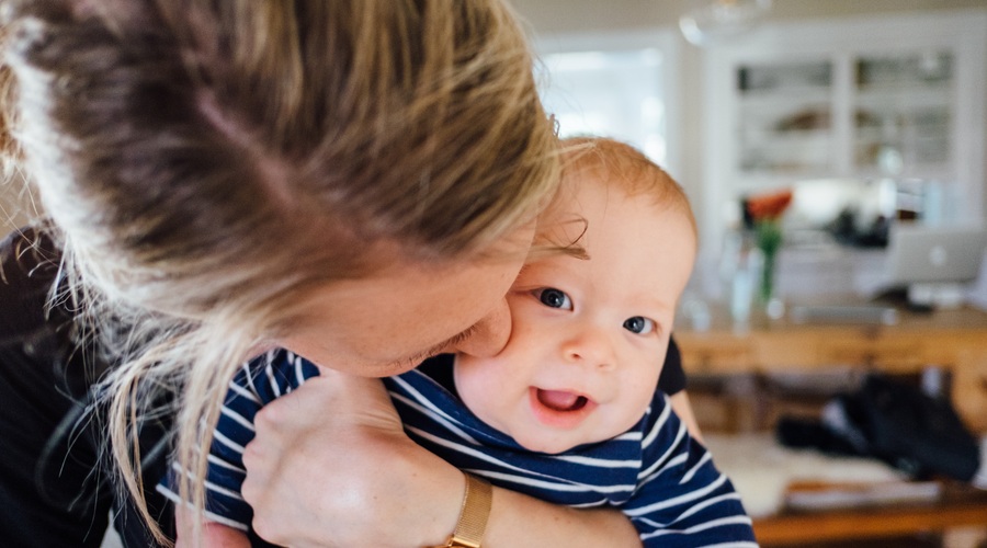 Ko že misliš, da si videla vse: 6-mesečnega dojenčka tetovirali, video pa objavili na TikToku (VIDEO) (foto: Unsplash.com/Paul)