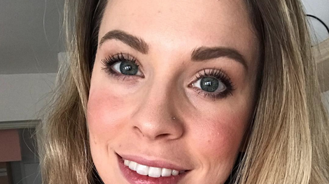 Že poznaš Američanko, ki snema (zabavne) posnetke o slovenski kulturi?