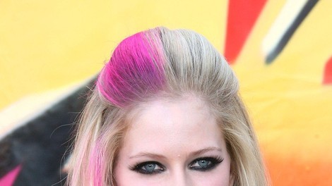 Avril Lavigne se je po bolezni prvič pokazala v javnosti in izgledala TAKO!