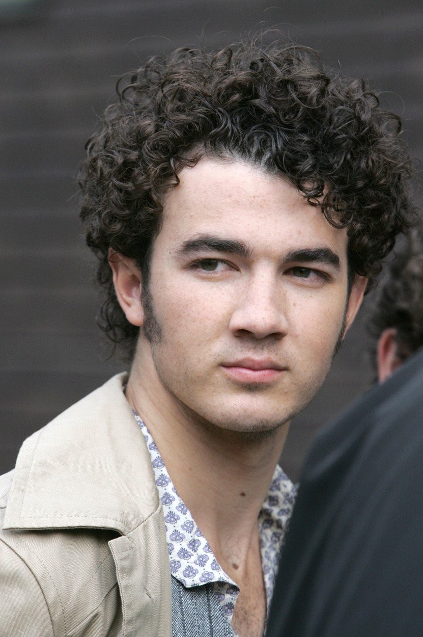 Kevin Jonas je prav tako nosil prstan zaobljube. Leta 2009 se je poročil z Danielle Deleasa, dve leti po zaroki.