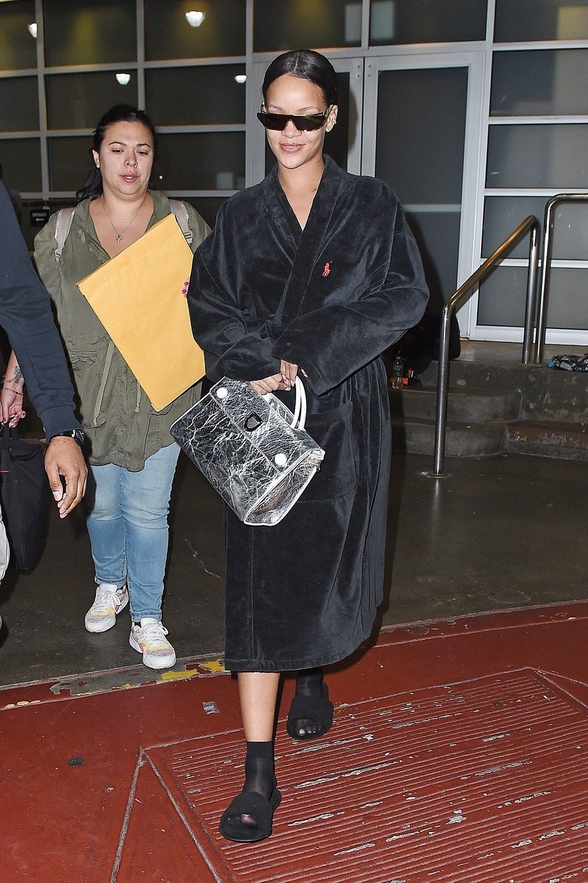 Le Rihanna lahko obleče kopalni plašč in je še vedno videti odlično!