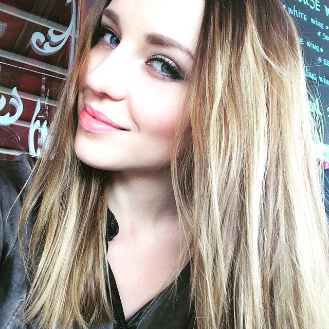 Maja Keuc se je poslovila od svojih dolgih las! Ti je všeč njena nova frizura? (foto: Instagram.com/@amayamusicofficial)