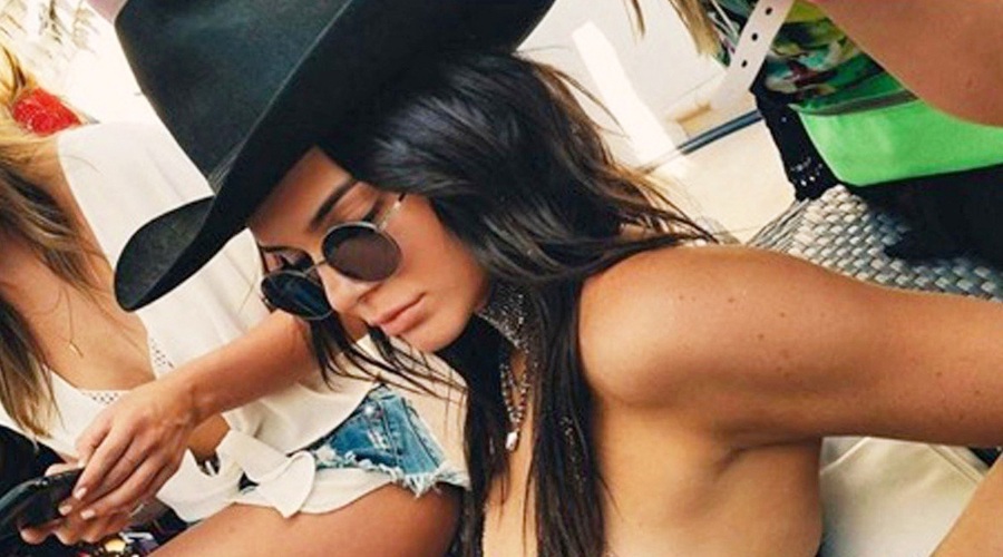 Poglej, kako je Kendall Jenner kombinirala spodnjo majico! (foto: Profimedia)