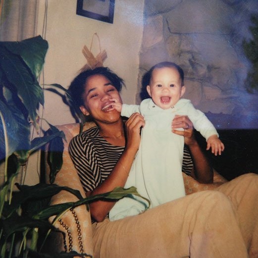 Videti je, da je mala Meghan imela zelo srečno otroštvo, saj praktično ni mogoče najti fotografije (zgoraj z mamo Dorio …