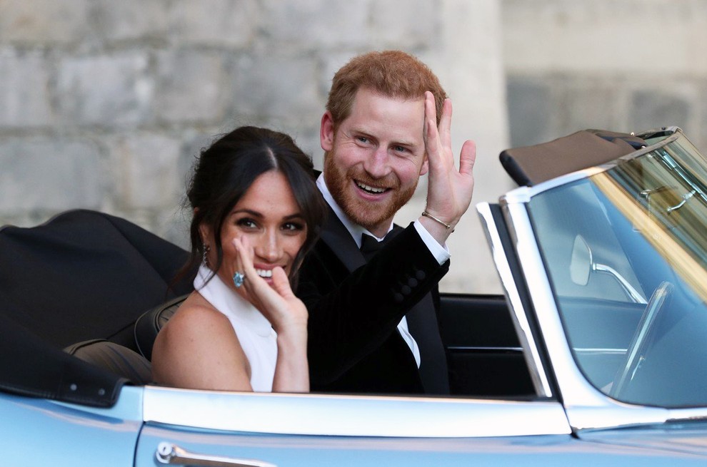 1. Eden najbolj 'zapomljivih' trenutkov je zagotovo ta, ko je Harry odpeljal Meghan z modrim starodobnim Jaguarjem na poročno zabavo.