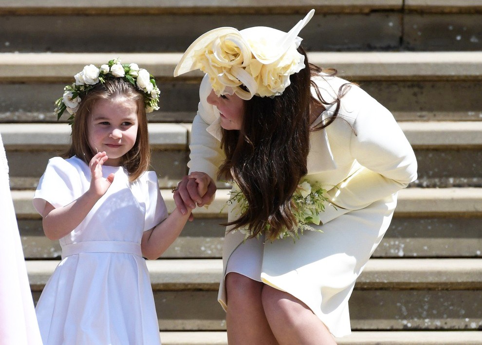 9. Ko je ljubka princeska Charlotte z eno roko javnosti pomahala in z drugo držala mamico Kate.