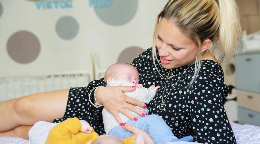 Iskrena izpoved Manje Plešnar: "Prvi tedni materinstva niso bili rožnati" (zapis, ki bi ga morale prebrati vse mamice) (foto: Helena Kermelj)