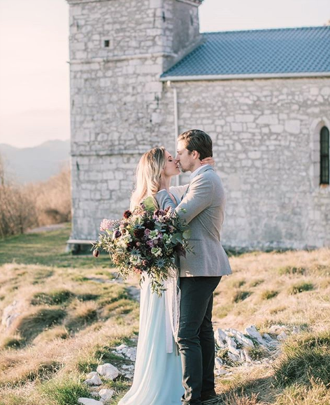 9. Matej & Katarina Weddings (@katarinazakonjsek) Pri fotografiranju želita prikazati brezčasnost in romantičnost poročnega dne.