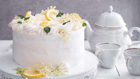 RECEPT: Božanska bezgova tortica (poročna torta princa Harryja in Meghan Markle)