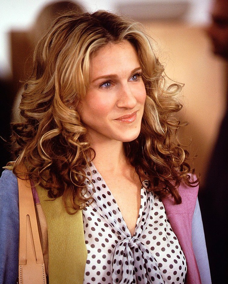 Če je Carrie Bradshaw prepoznana po tem, da le redko skoči iz svojih petk, je Emily Ratajkowski začela gibanje, ki …