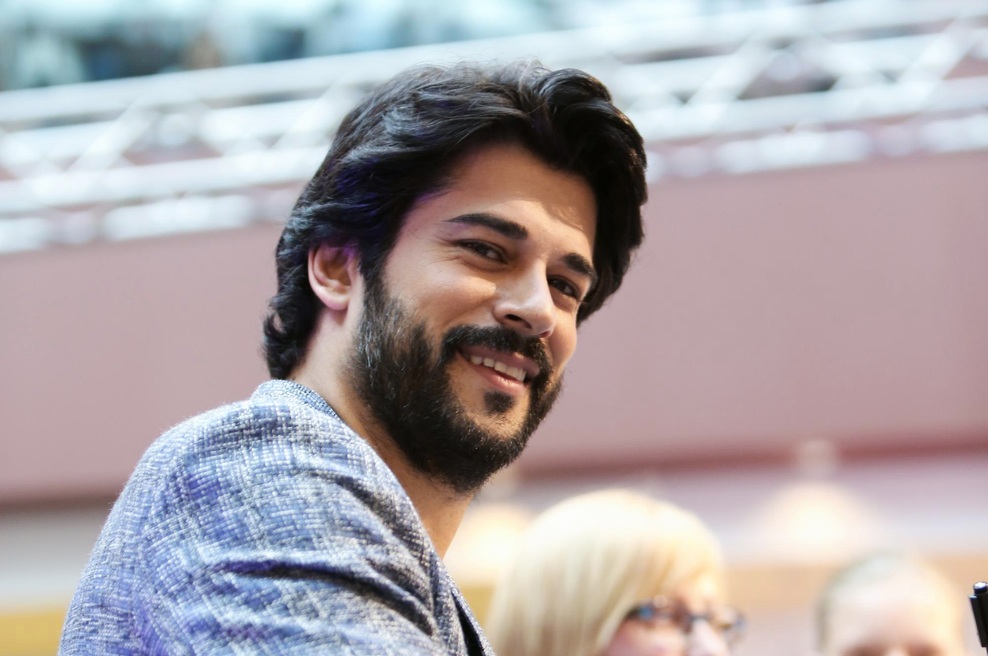 Burak Özçivit je delil težko pričakovano intimno fotografijo! (foto: Helena Kermelj)