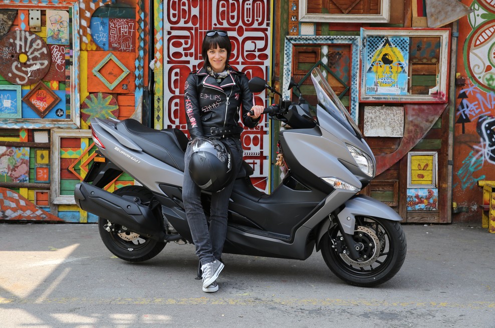 "Verjetno si vaščani zdaj predstavljajo, da je moj novi šocl moto diler" (#motoristkindnevnik št. 8) (foto: helena Kermelj)