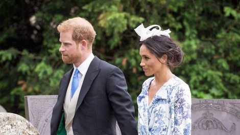 Meghan Markle na poroki nečakinje princese Diane nosila čudovito dolgo oblekico