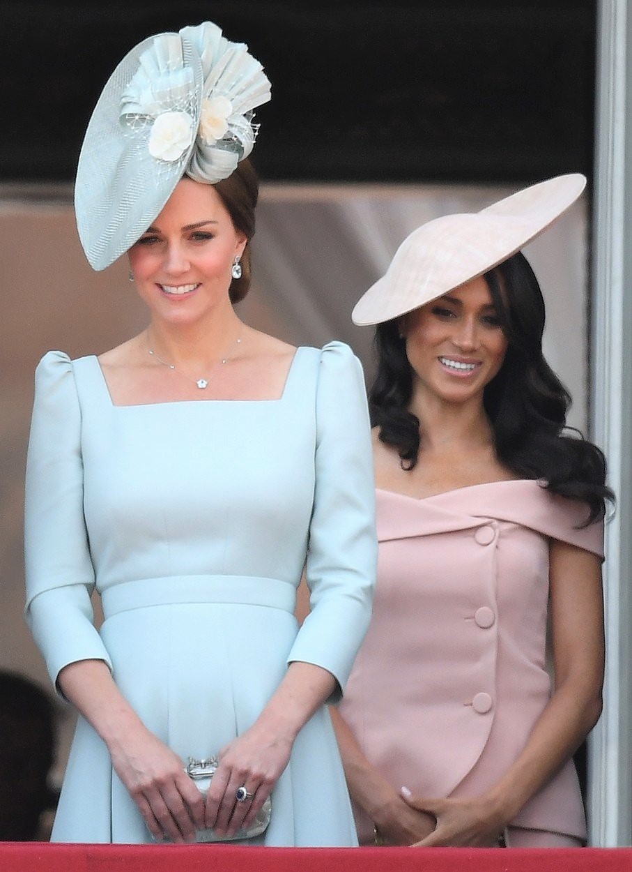 TO je razlog, zakaj je Meghan Markle na kraljičnem rojstnem dnevu morala stati za Kate Middleton (foto: profimedia)