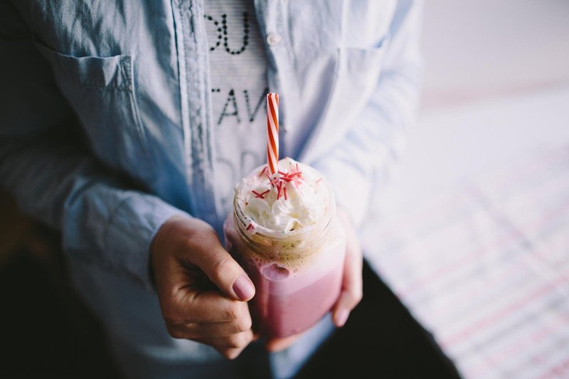 Rožnati kapučino ni le totalno instagramabilen, ampak tudi zdrav! (foto: Profimedia)