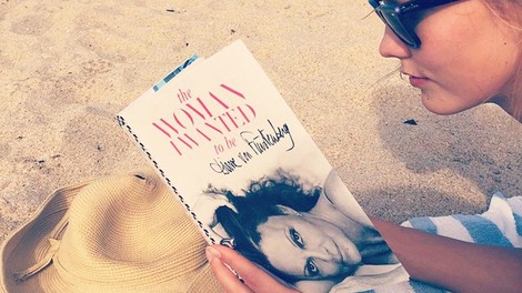 Poletje 2018: To so najboljše knjige za na plažo, ki jih berejo znane Slovenke