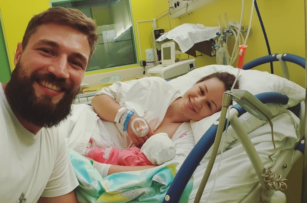 Poglej, kako posebno in prikupno darilo so znani Slovenci poklonili Flisarju ob rojstvu prvorojenke (foto: Instagram.com/@filipflisar)