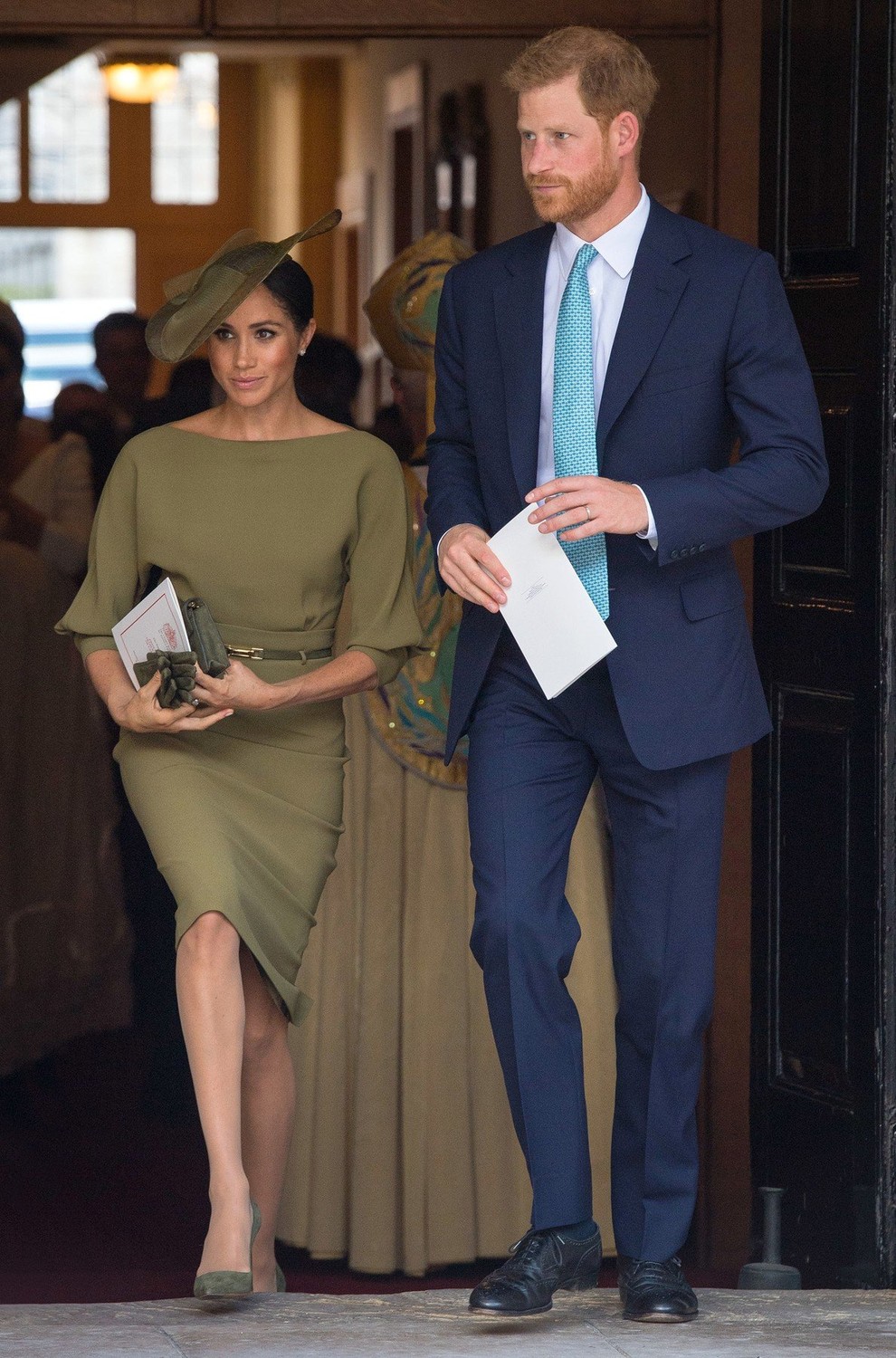 Krsta sta se udeležila tudi princ Harry in Meghan Markle. Meghan je nosila čudovito olivno zeleno obleko znamke Ralph Lauren. …