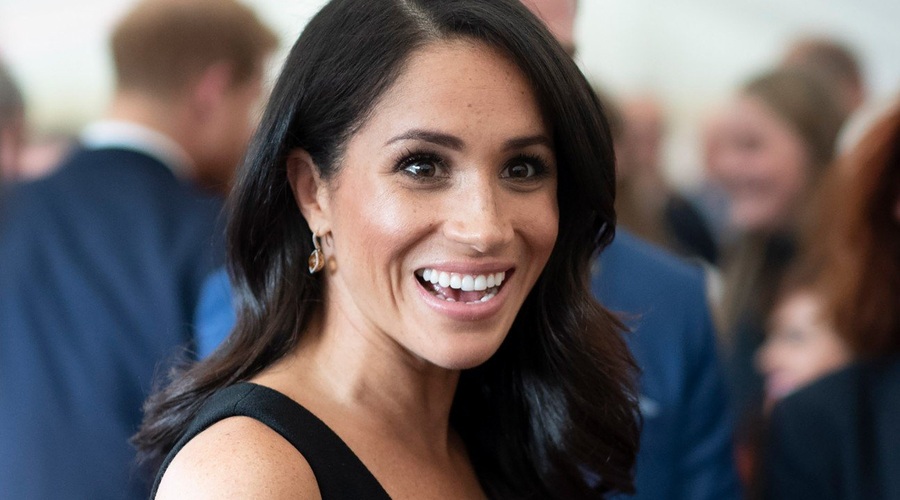 Meghan Markle nosila čudovito obleko, ki je ZELOOO podobna njeni poročni oblekici. Poglej ti TO! (foto: Profimedia)