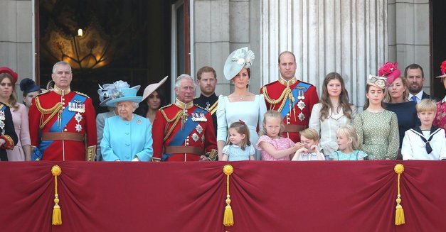 .. zbor kraljeve družine na balkonu ob ogledu vojaške letalske parade, ki ji Britanci rečejo "Trooping the Colour". Že dolgo …