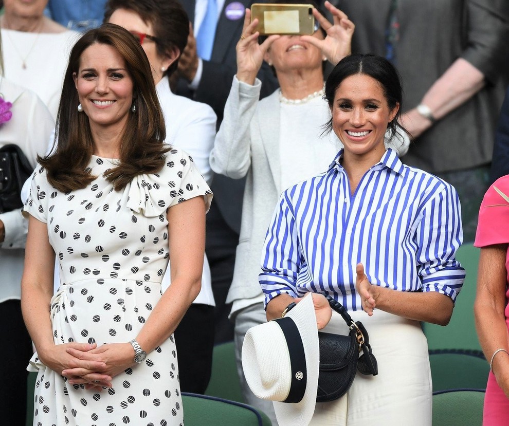 ... je Meghan enega izmed svojih najljubših klobučkov imela s seboj, vendar ga je ves čas tekme imela v rokah. …