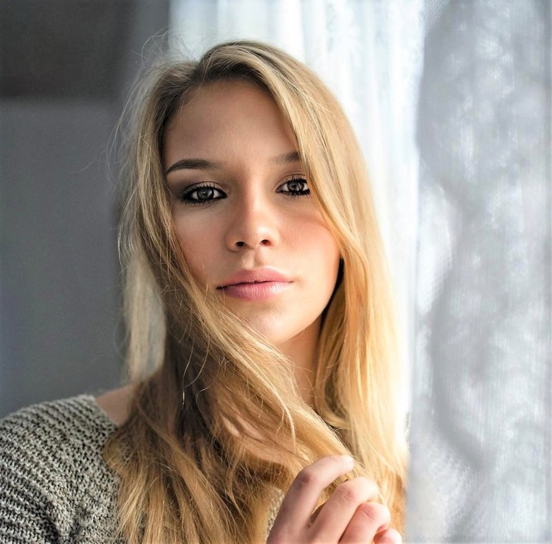 Jih bo prijavila policiji?! Nadlegujejo Anamario Goltes, fotografirali so jo v Audiju, prek domofona pa spraševali, če bi ...