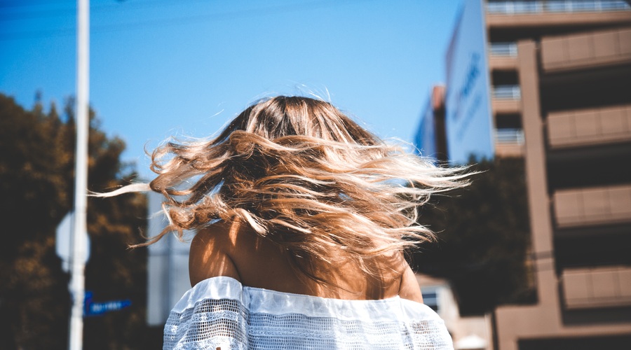 Imaš neverjetno suhe lase? Zgolj TEH nekaj sestavin jih bo spravilo v red! (foto: Unsplash.com/Maxx Miller)