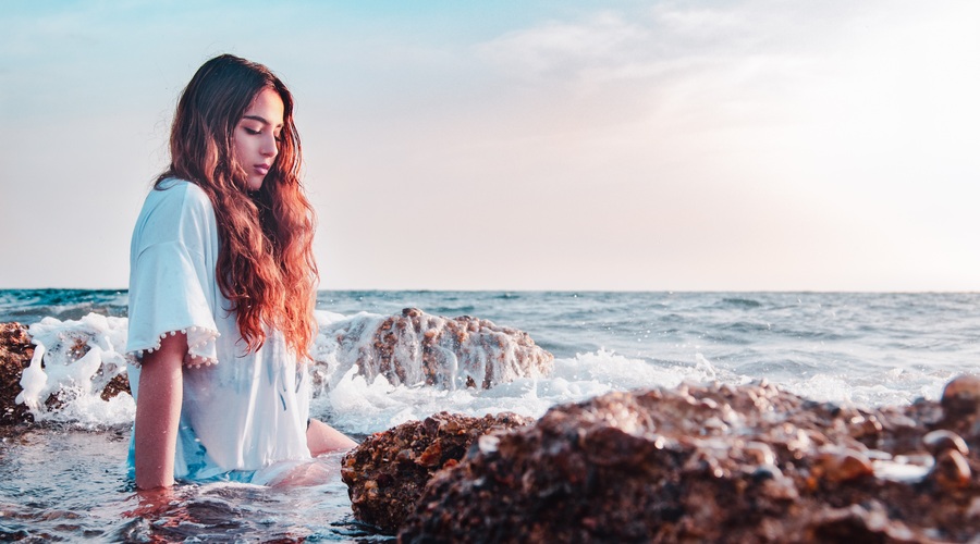 Če je tvoja koža zelo svetla in občutljiva na sončne žarke, bodi pozorna na TOLE! (foto: Unsplash.com/Ramy Kabalan)