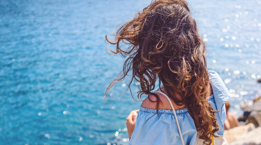 Lepotni trik, ki te bo rešil mastnih las (na potovanju) (foto: Unsplash.com/Alessio Lin)