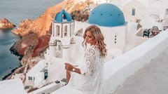
                                                         To je Santorini. Lani so na tem grškem otoku svoje počitnice preživele Indira Ekić, Ajda Sitar, Vanesa Štefanovski, Adrijana Dimec, Iryna Osypenko in druge. Zakaj? Preveri 5 razlogov, zaradi katerih se boš v Santorini zaljubila tudi ti ->