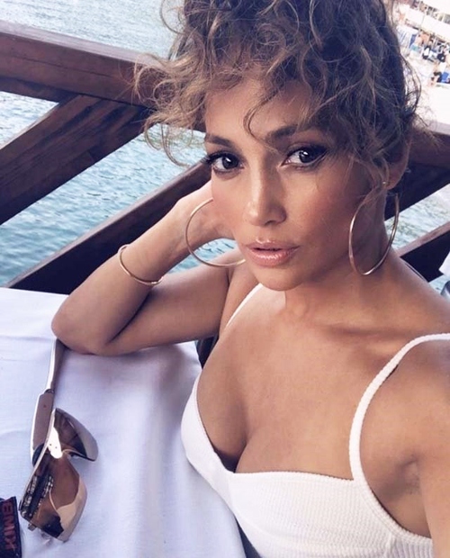 Jennifer Lopez je s svojim izbrancem še pred nekaj dnevi brezskrbno uživala na počitnicah v Italiji in njeni počitniški stajlingi …