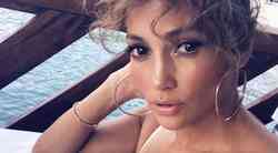 Navdušil nas je način, kako je Jennifer Lopez kombinirala najbolj trendi oblekico tega poletja