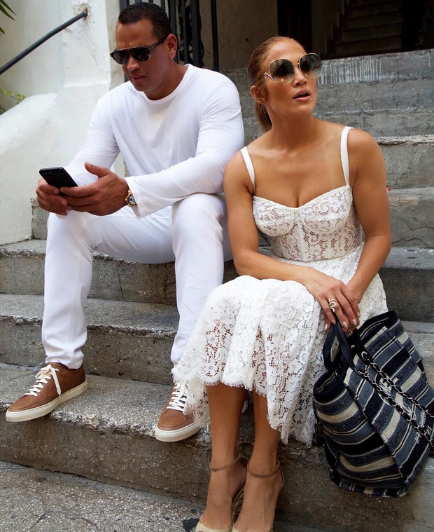 Eno izmed oblek (mimogrede, bela čipkasta oblekica je 'must' modni kos tega poletja), ki je požela največ navdušenja, je J.Lo …
