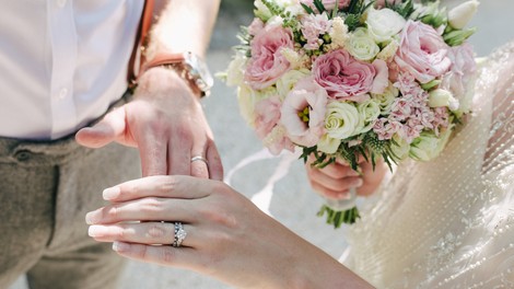 Zakaj nosimo poročni prstan na prstancu? (čudovita razlaga)