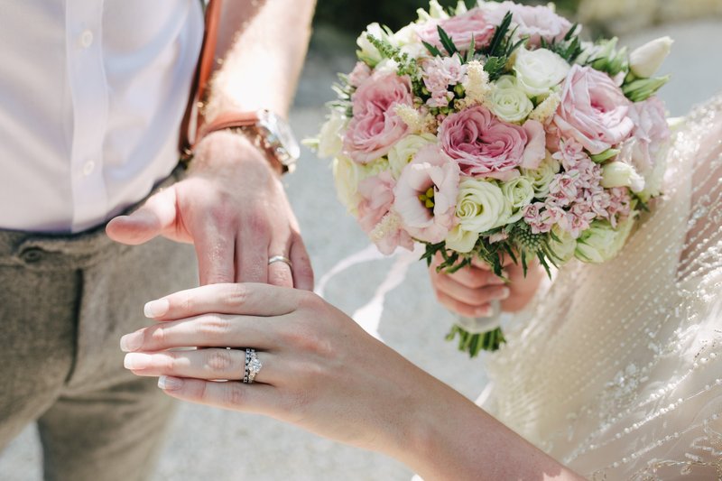 Zakaj nosimo poročni prstan na prstancu? (čudovita razlaga) (foto: Unsplash.com/Photos by Lanty)