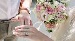 Zakaj nosimo poročni prstan na prstancu? (čudovita razlaga)