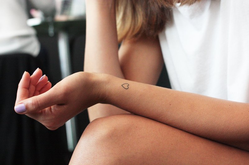Najbolj srčkana ideja za tetovažo ta hip! (+ njenih 8 različic) (foto: Unsplash.com/Coline Hasle)