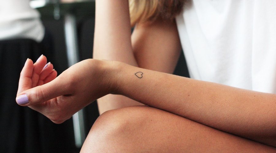 Najbolj srčkana ideja za tetovažo ta hip! (+ njenih 8 različic) (foto: Unsplash.com/Coline Hasle)