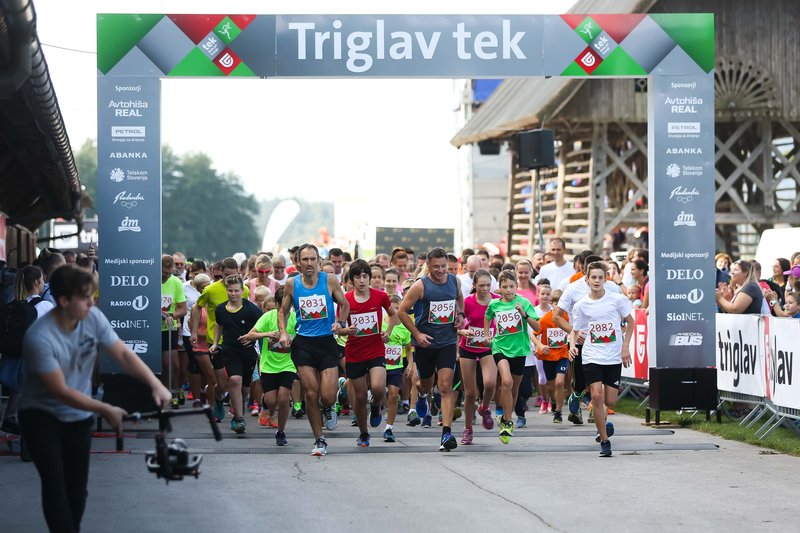 V družbi športnih zvezdnikov teklo več kot 1.600 tekačev (foto: foto: Anze Krze)