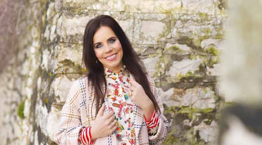 Lorella Flego je objavila fotografijo v beli obleki in pod njo zapisala: 'Morda že veste' (foto: Zen)