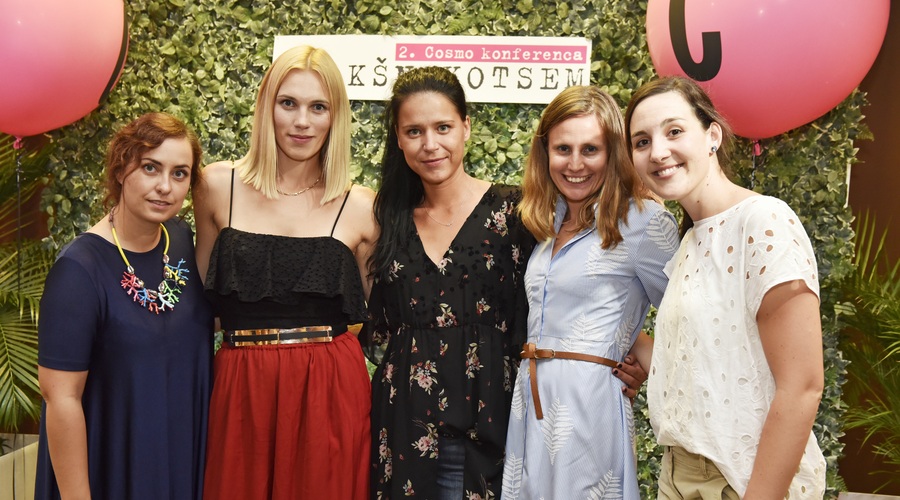 Cosmo uredništvo: Katja Štravs, Manca Čampa Pavlin, Petra Rozman, Tina Curk, in Ajda Hovnik Plesej (foto: Igor Zaplatil)