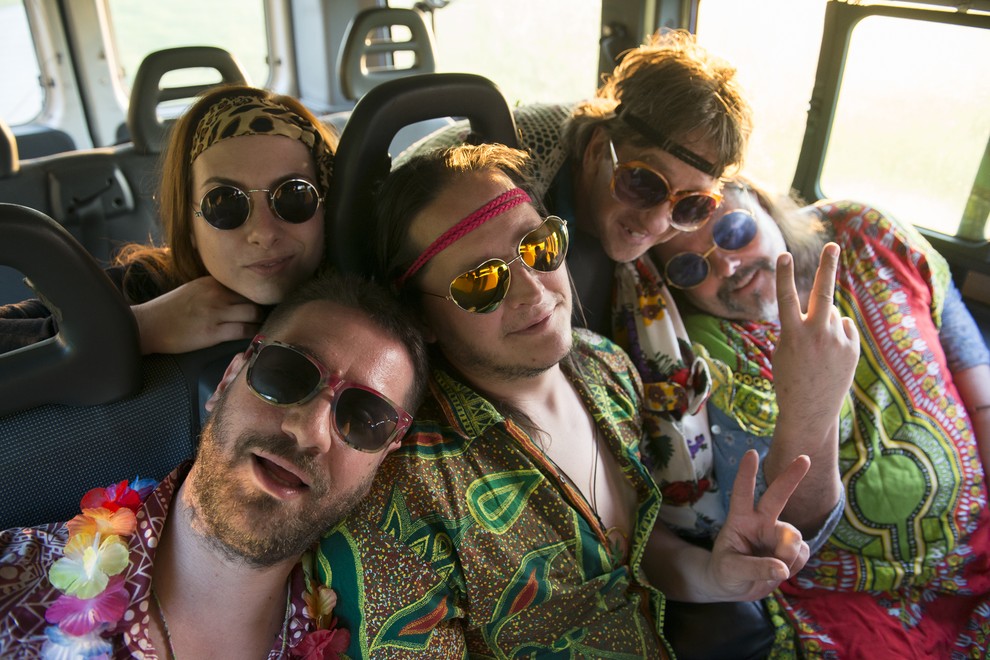Zmelkoow: Vabljena v Cvetličarno na flower-power koncert!