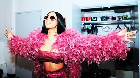 Cardi B se je poročila v trenirki, in mi imamo fotografijo, kako je vse skupaj izgledalo!