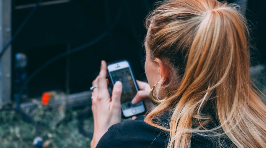 Poglej, kaj se zgodi tvojemu telesu, če cel dan buljiš v svoj telefon! (foto: Unsplash.com/Hitesh Choudhary)