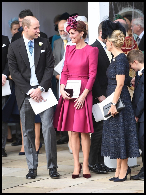 ... Kate Middleton je za to priložnost izbrala kreacijo Alexandra McQueena v barvi fuksije. Nasprotno, je Meghan Markle na poroko …