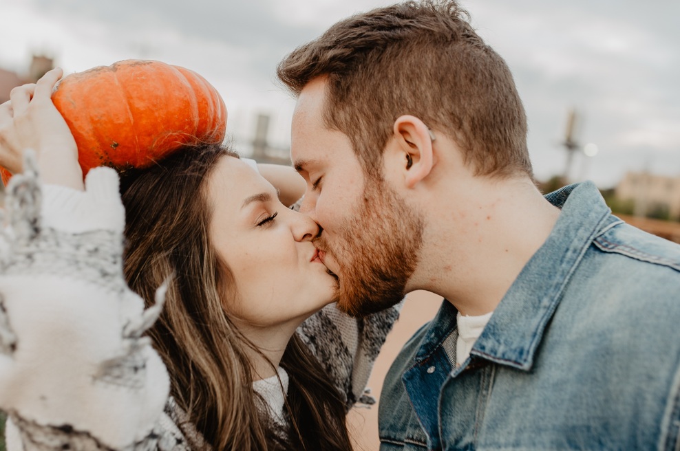 7 idej za jesenske zmenke, po katerih se bosta še bolj povezala (foto: Unsplash/Lauren Rader)