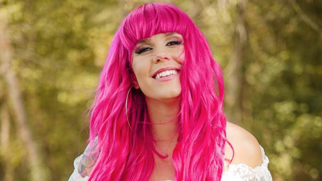 Uaaaau! Nika Zorjan se je poslovila od svojih dolgih živo rožnatih las. Poglej, kako izgleda zdaj!